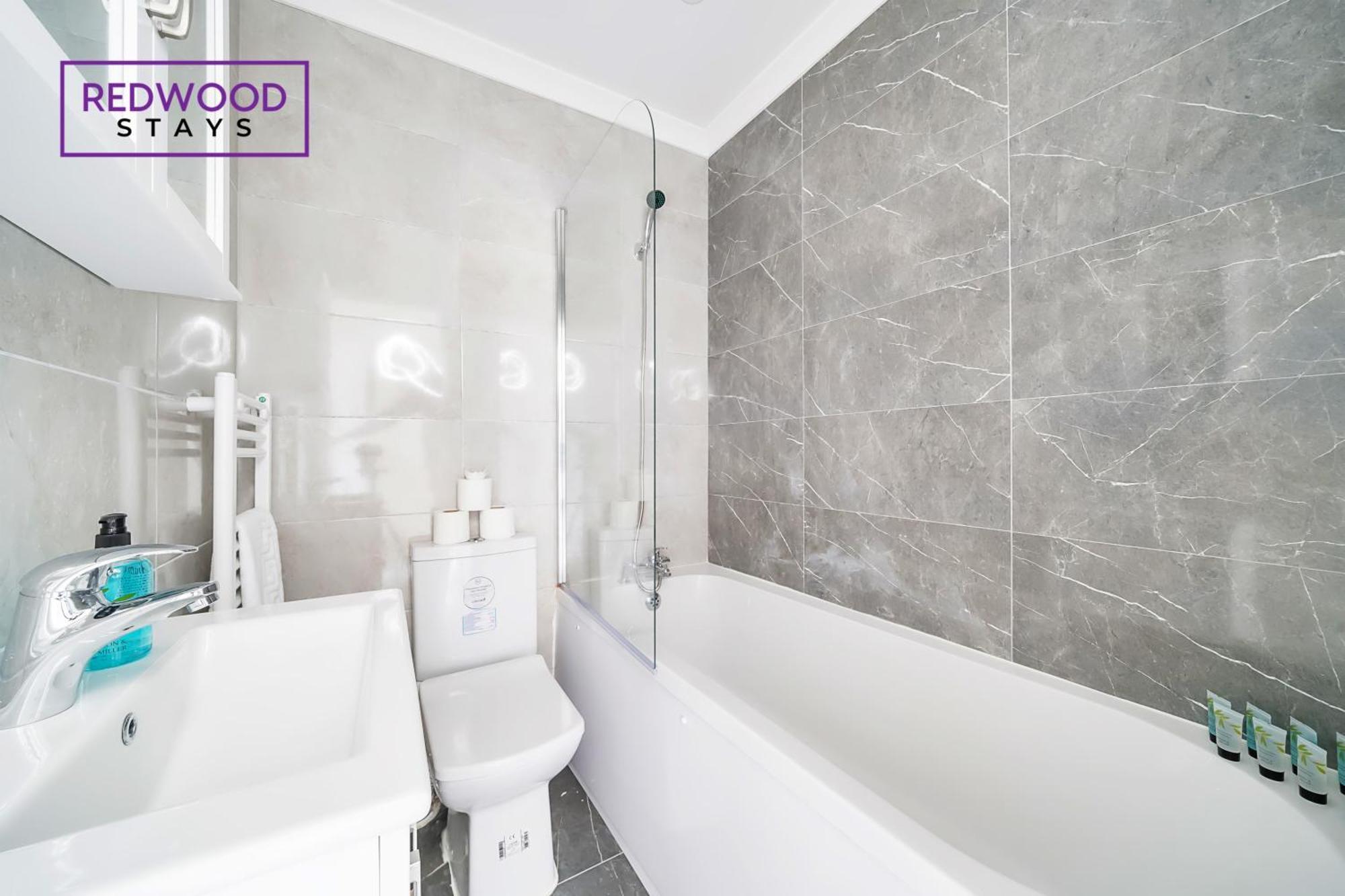 Brand New, 2 Bed 1 Bath, Modern Town Center Apartment, Free Wifi & Netflix By Redwood Stays Алдерсхот Экстерьер фото