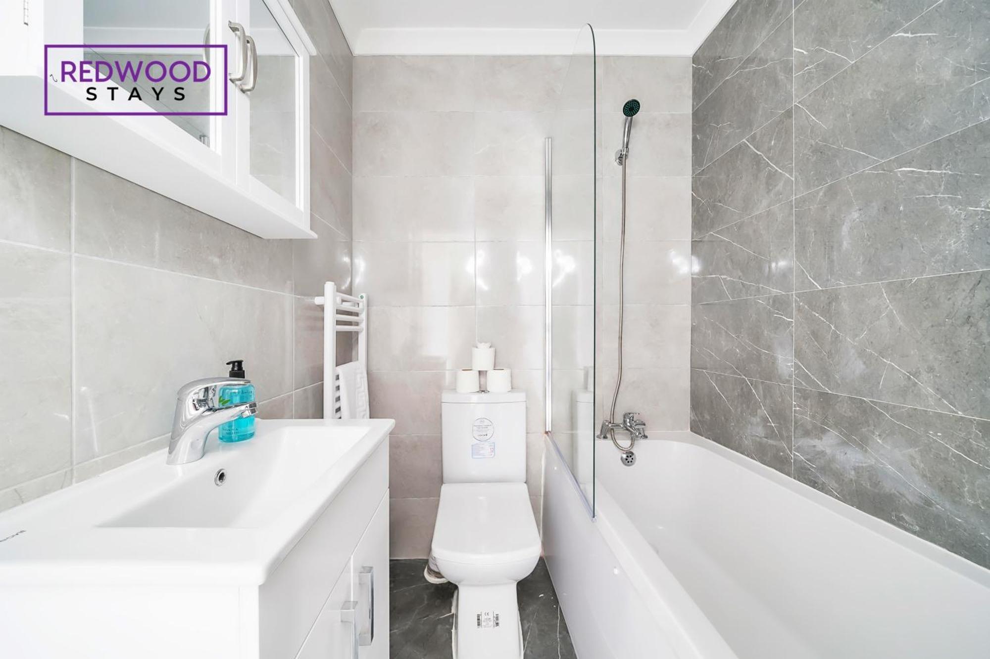 Brand New, 2 Bed 1 Bath, Modern Town Center Apartment, Free Wifi & Netflix By Redwood Stays Алдерсхот Экстерьер фото